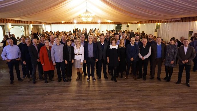 El presidente y portavoz parlamentario de El PI, Jaume Font, acompañado de otros representantes de la formación, en la cena de Navidad del partido celebrada anoche.