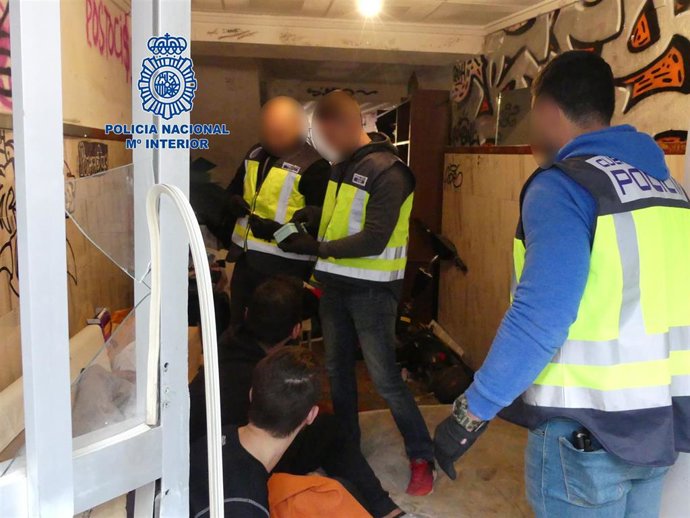 Nota De Prensa:"La Policía Nacional Ha Desarticulado En Orihuela Una Banda Organizada Dedicada A Los Robos Con Fuerza Y Al Tráfico De Drogas"