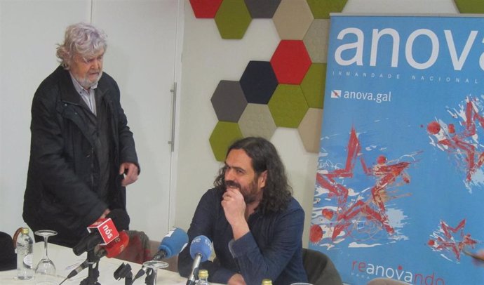 El histórico nacionalista Xosé Manuel Beiras y el portavoz de Anova, Antón Sánchez, en una rueda de prensa.