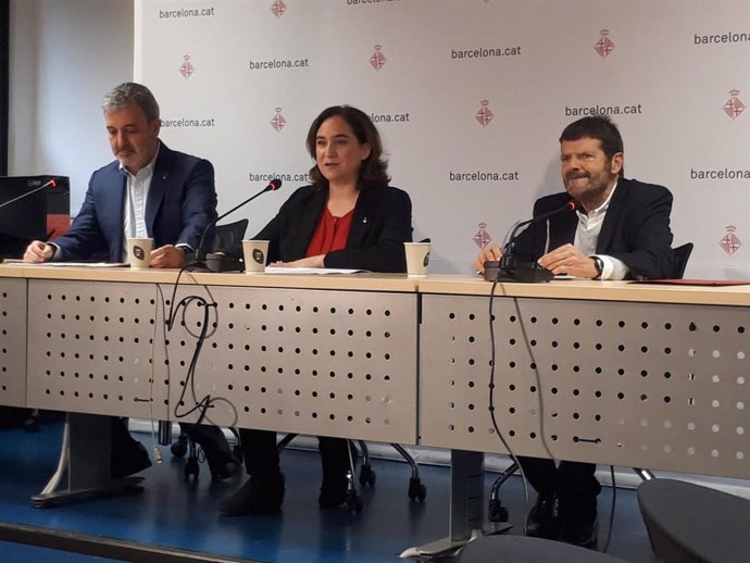 La alcaldesa de Barcelona, Ada Colau, el primer teniente de alcalde de Barcelona, Jaume Collboni, y el teniente de alcalde de seguridad de Barcelona, Albert Batlle, anuncian la convocatoria de 260 agentes de Gurdia Urbana en 2020.