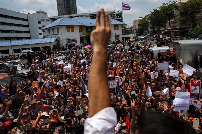 Thanathorn Juangroongruangkit levanta la mano en gesto de victoria ante sus simpatizantes