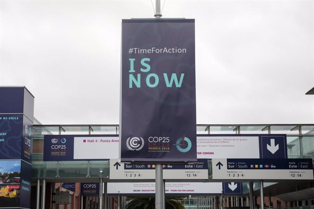 Cartel de la COP25 en el que se lee "Time for action is now" ('Ahora es el momento de actuar') en el exterior de uno de los pabellones, en la Cumbre del Clima (COP25) en Ifema, Madrid (España), a 12 de diciembre de 2019.