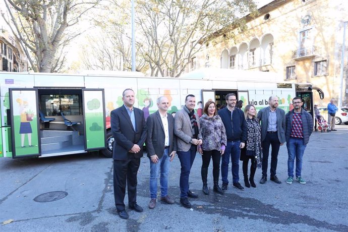 La presidenta del Govern, Francina Armengol, y el alcalde de Palma, José Hila, presentan la nueva flota de buses de la EMT