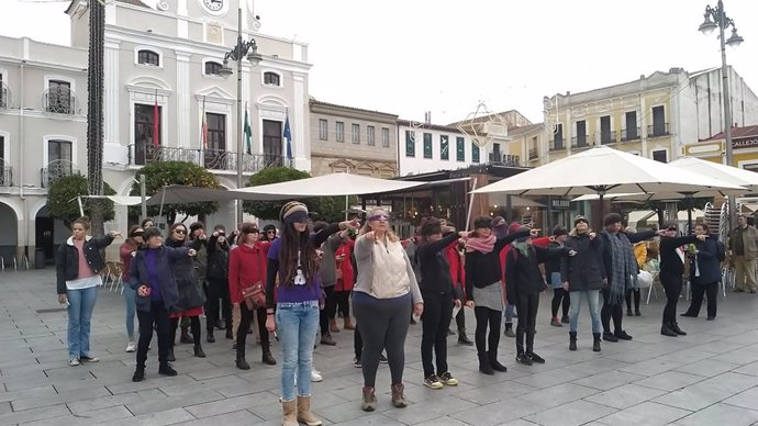 Cerca de un centenar de mujeres participan en la Plaza de España de  Mérida en l