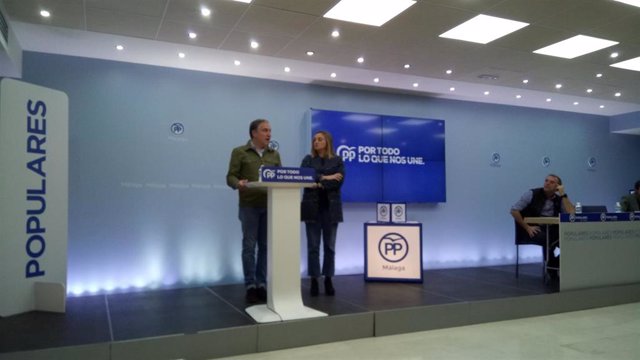 El presidente del PP de Málaga, Elías Bendodo, y la dirigente del PP andaluz Marifran Carazo, en una rueda de prensa.
