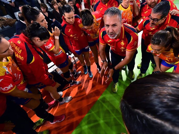 El seleccionador español femenino de balonmano, Carlos Viver, junto a las 'Guerreras'