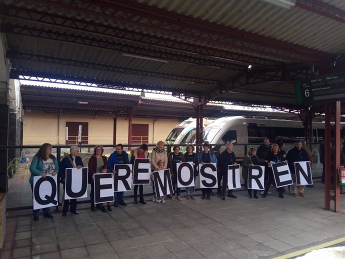 Participantes en la protesta en defensa del tren A Coruña-As Mariñas