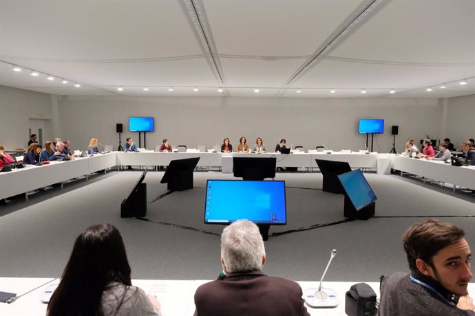 La ministra per a la Transició Ecolgica en funcions, Teresa Ribera (al fons de la taula, 2d), participa en una sessió informativa, durant l'onzena jornada de la Cimera del Clima (COP25) a Ifema, Madrid (Espanya), 12 de desembre del 2019.