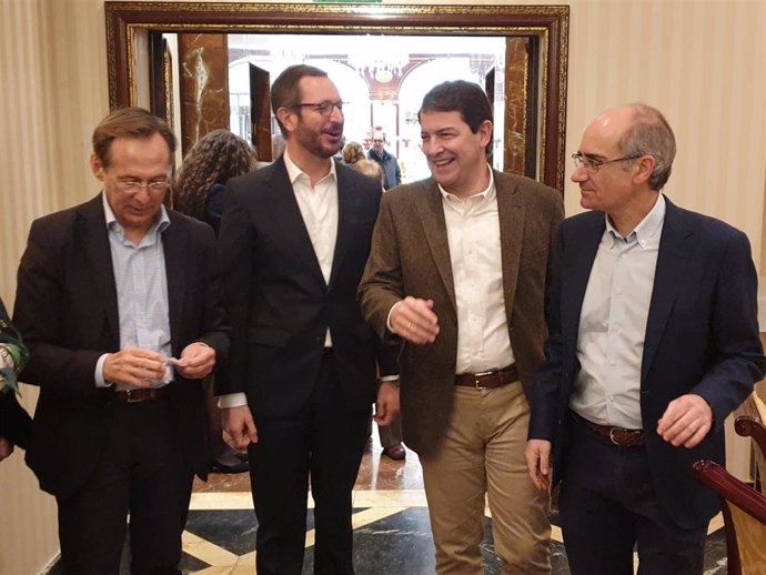 Los populares Gonzalo Robles, Javier Maroto, Alfonso Fernández Mañueco y Javier Iglesias, de izquierda a derecha, en la comida de navidad del PP de Salamanca
