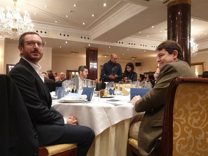 Javier Maroto (i) junto al presidente del PPCyL, Alfonso Fernández Mañueco (d), en la comidad de navidad del PP de Salamanca.