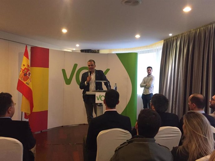 El secretario general de Vox, Javier Ortega Smith, en un acto con seguidores en Ferrol