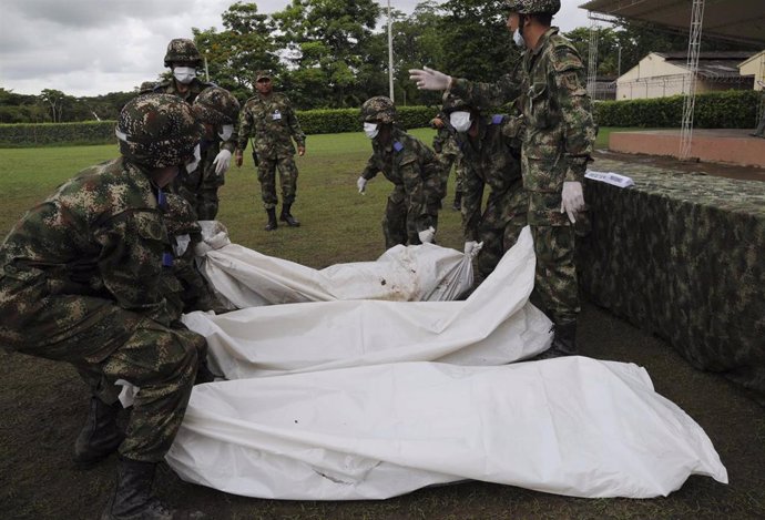 Militares trasladando cadáveres en Colombia