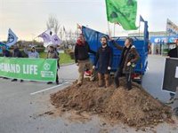 Activistas de Extinction Rebellion, multados por tirar 'caca' de caballo porque: "Nos vamos a la mierda"