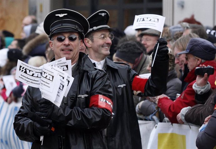 Hombres vestidos como soldados de las SS en el Carnaval de Aalst, en Bélgica.