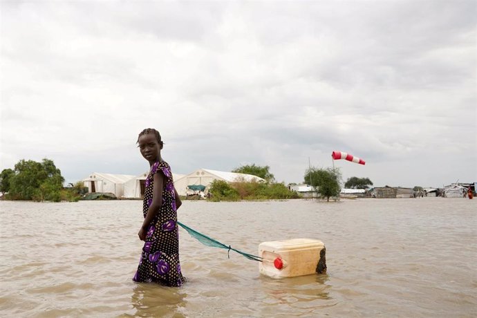 Una niña en una zona inundada por las fuertes lluvias en Sudán del Sur