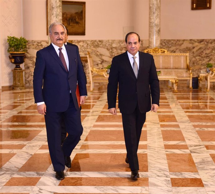 Abdelfatá al Sisi y Jalifa Haftar en El Cairo