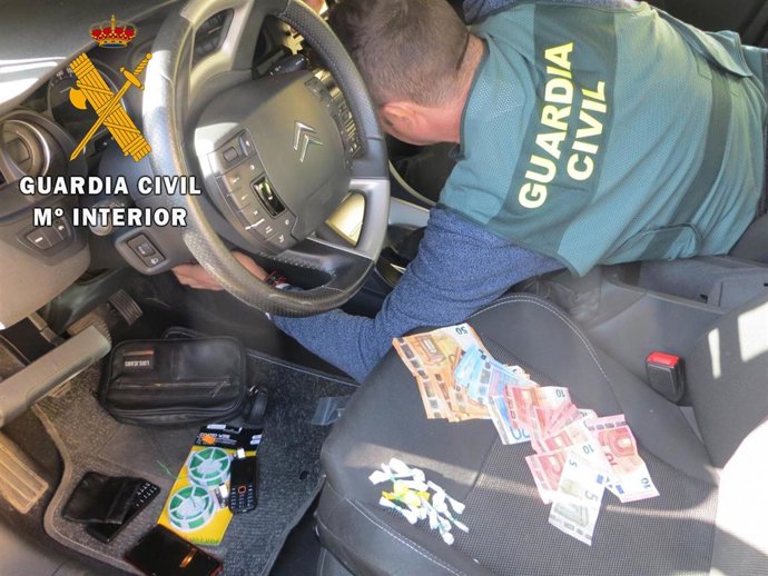 Droga y dinero intervenido de un vendedor de droga a domicilio