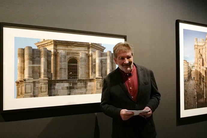 El fotógrafo cordobés Joaquín Bérchez con su exposición sobre la Catedral de Málaga que se expone en el Rectorado de la UMA