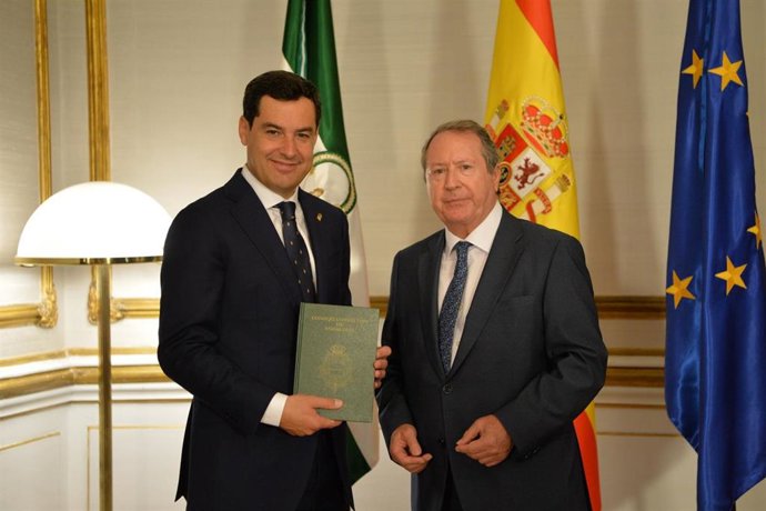 El presidente de la Junta, Juanma Moreno, recibe la Memoria del Consejo Consultivo de manos de su presidente, Juan Cano Bueso, en una imagen correspondiente al 2 de julio. 