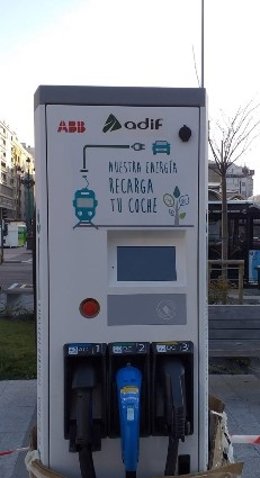 Prototipo de 'ferrolinera' o punto de recarga de coches eléctricos de Adif