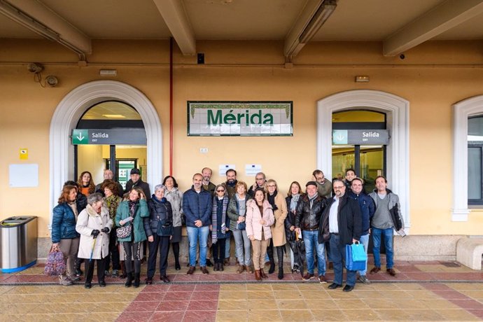 Miembros de Amigos de Badajoz en la estación de trenes de Mérida.