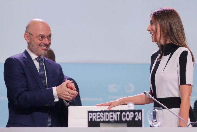 El ministro del Clima de Polonia y presidente de la COP24, Michal Kurtyka, ha realizado el traspaso de la presidencia a la ministra de Medio Ambiente de Chile, Carolina Schmidt Zaldívar, en la Cumbre del Clima en Madrid
