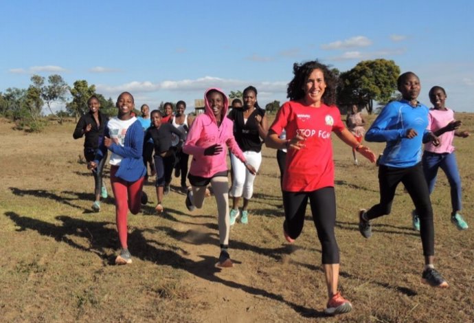 Doce mujeres de la ONG Wanawake se unen en una prueba deportiva contra la mutilación genital y el matrimonio infantil en Kenia