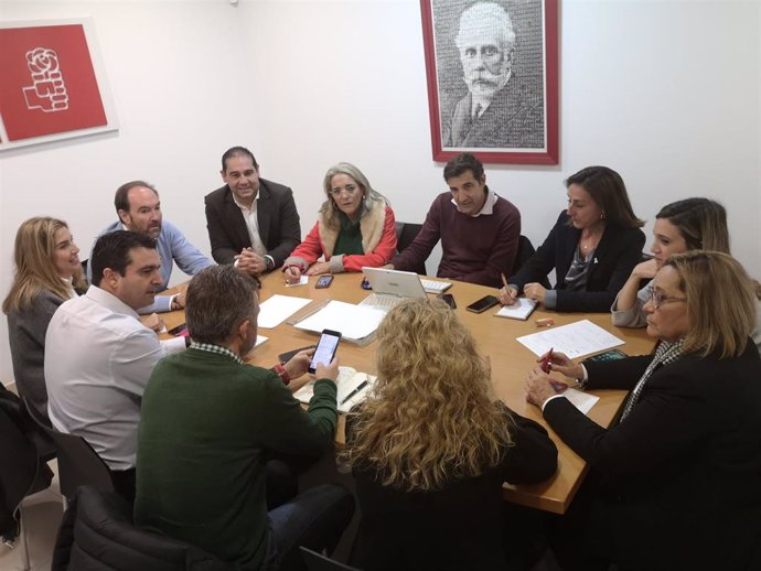 El secretario de Organización del PSOE de Huelva, Pepe Fernández, en una reunión mantenida con los parlamentarios andaluces y nacionales para analizar asuntos que conciernen a la provincia