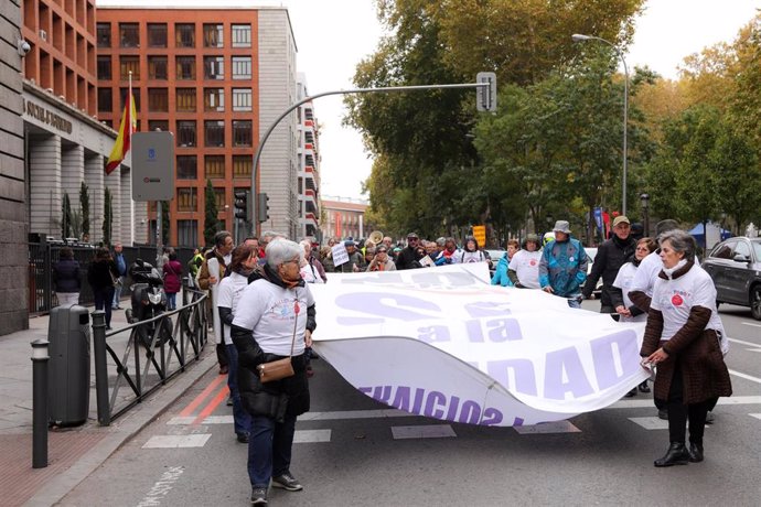 Participantes en la manifestación de la Marea Blanca para defender la sanidad pública en la Comunidad de Madrid.