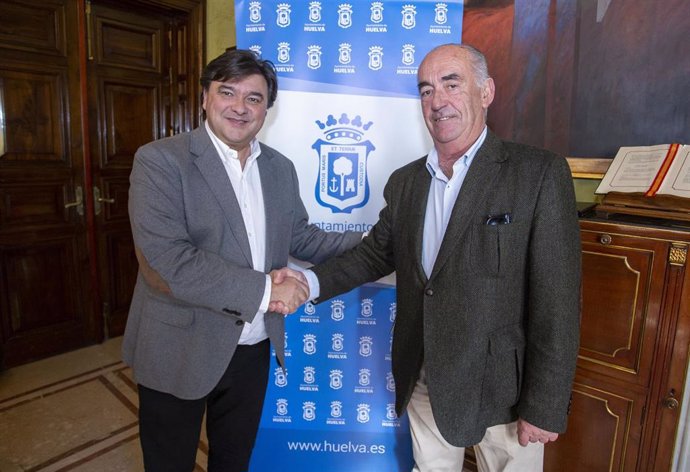 El alcalde de Huelva, Gabriel Cruz, firma un convenio con el presidente de Aspacehu, Carlos Cabaleiro