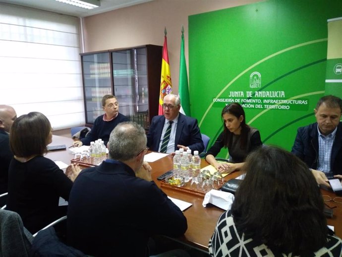 El delegado de la Consejería de Fomento, Infraestructuras y Ordenación del Territorio en Jaén, Jesús Estrella, en una reunión con alcaldes del norte de Jaén