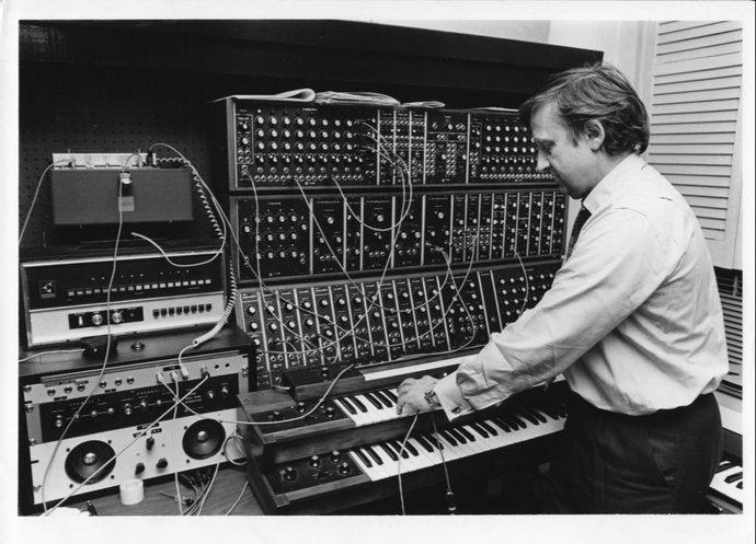 Gershon Kingsley experimentando con un sintetizador
