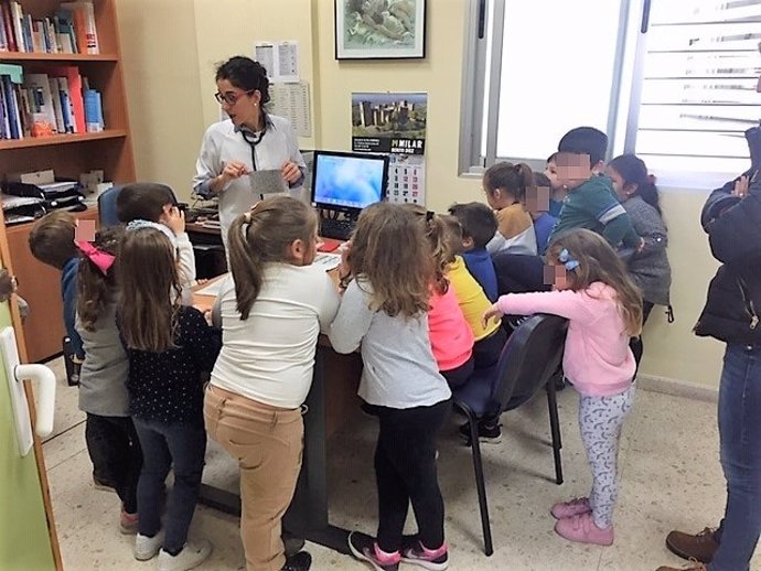 Escolares visitan el centro de salud de Almodóvar del Río.