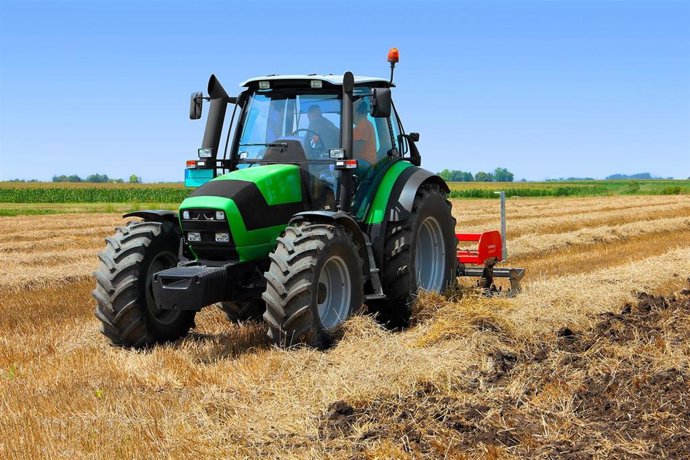 Un tractor en un campo de cultivo