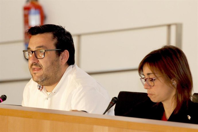 El coordinador provincial de IU, Guzmán Ahumada, y la diputada Teresa Sánchez en una imagen de archivo 