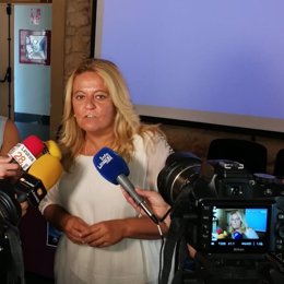 La parlamentaria andaluza del PP de Jaén Ángela Hidalgo atiende a los medios en una imagen de archivo