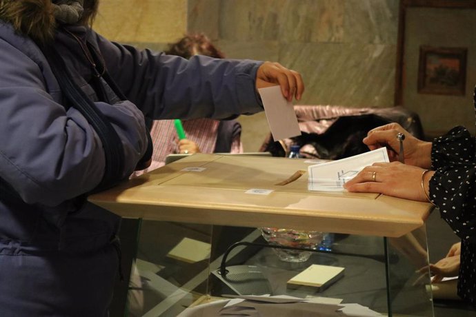 Electores acuden a votar en Ordino (Andorra)