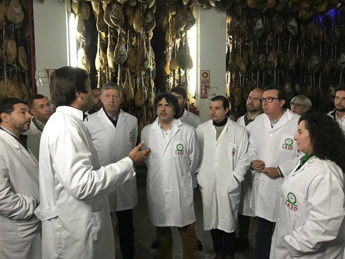 PP defiende el sector del cerdo ibérico "ligado a la calidad y criado en la dehesa frente a la cantidad".