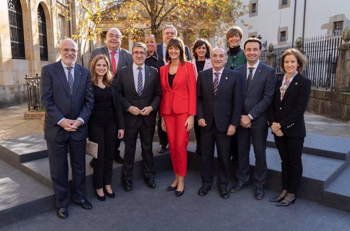 La secretaria general del PSE-EE, Idoia Mendia, con el exlehendakari Patxi López, el delegado del Gobierno, Jesús Loza, y o¡tros cargos socialistas en Gernika (Bizkaia)