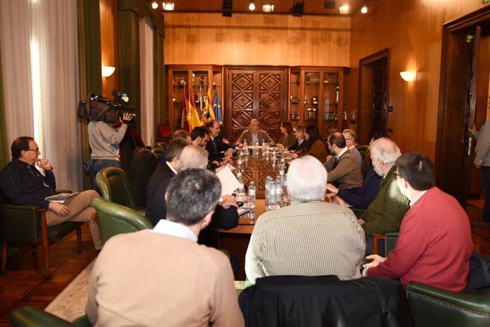 Reunión en el Ayuntamiento con motivo de la crecida del Ebro.