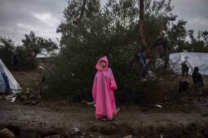 Una nena al centre d'internament de Mória a Lesbos, Grcia