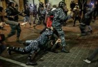 Manifestantes incendian sedes de los dos principales partidos políticos libaneses en el norte del país