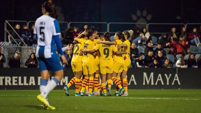 Las jugadoras del FC Barcelona celebran un gol ante el RCD Espanyol.