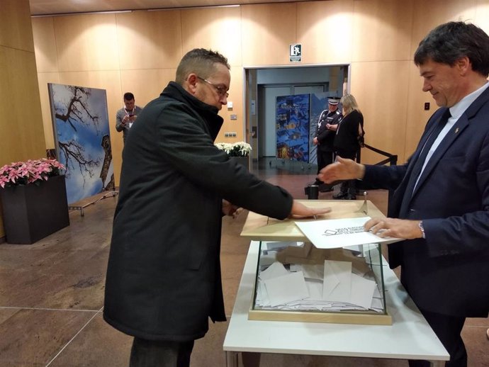 Un ciudadano votando en Andorra la Vella durante las elecciones de parroquias del Principado el 15 de diciembre de 2019.