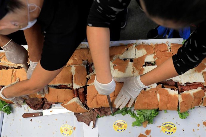 Reparto de una torta gigante en Ciudad de México