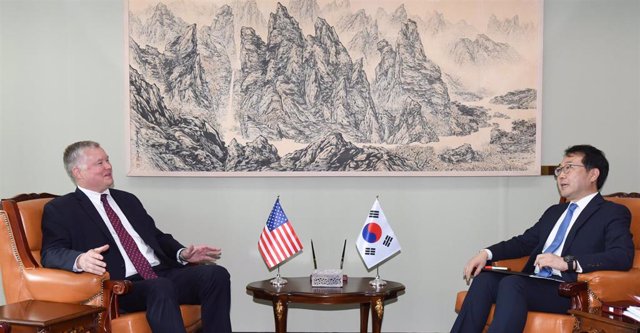 El enviado de Estados Unidos para Corea del Norte, Stephen Biegun, y su homólogo surcoreano, Lee Do Hoon.