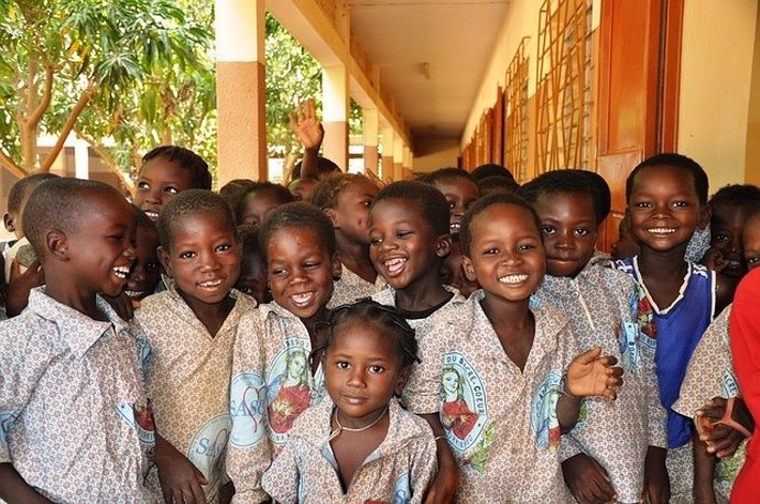 Niños en una escuela sonriendo.