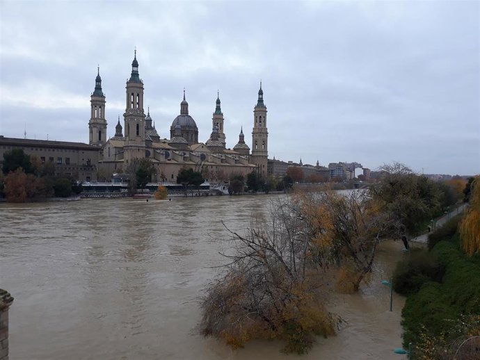 La crecida del Ebro a su paso por la capital aragonesa.