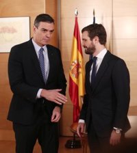 Caras serias de Sánchez y Casado en su primera reunión tras las generales