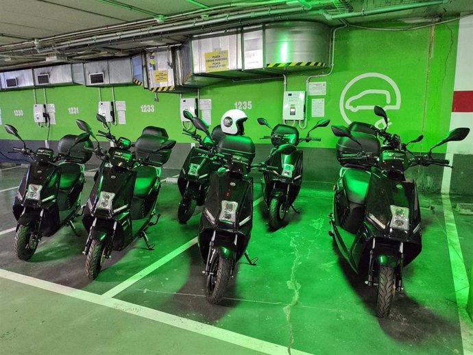 Motos eléctricas incorporadas a la red de aparcamientos municipales de Palma.
